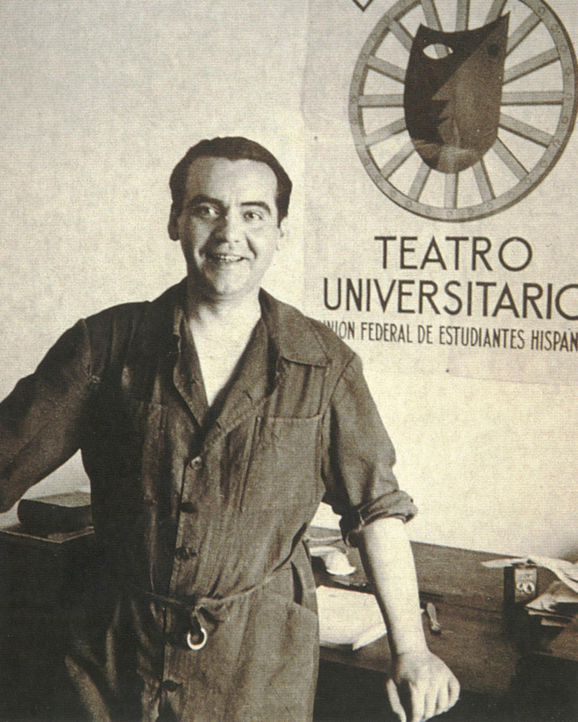 Lorca en la huerta ante el cartel de La Barraca